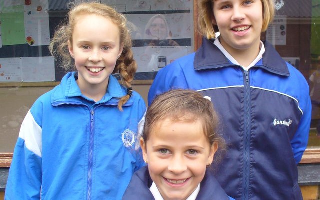 Spelkompetisie: Agter vlnr: Goldien Wolfaardt (Gr 6) en Rianska le Roux (Gr 5). Voor: Carla Oosthuizen (Gr 1)